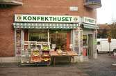 Konfekthuset på Brogatan 8. Mölndalsbro i dag - ett skolpedagogiskt dokumentationsprojekt på Mölndals museum under oktober 1996. 1996_1338-1356 är gjorda av högstadieelever från Åbyskolan 8A, grupp 6. Se även 1996_0913-0940, gruppbilder på klasserna 1996_1382-1405 och bilder från den färdiga utställningen 1996_1358-1381.