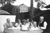 Kaffekalas hos Josefina och Sven-Petter Andersson vid Mölndalsån 1932. Från vänster: Josefina Andersson, barnbarnen Sonja och Aina Rundberg, dottern Helga Andersson (Esbjörnsson) och Sven-Petter Andersson. Mitt i kvarnstenen står Gun Esbjörnsson. I bakgrunden ses  
Svalövsbolaget.