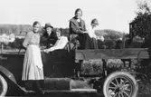 Syskonen Andersson i Torsten Anderssons bil cirka 1925. Från vänster: Elin, Torsten, Helga, Gertrud och Elsa.