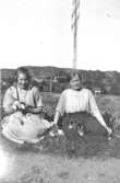 Systrarna Elin (gift Bjufwing) och Helga (gift Esbjörnsson) Andersson med kattungar utanför föräldrahemmet 1923. I bakgrunden syns området Trädgården och Störtfjället.