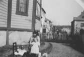 Lillemor med mor Elisabeth Stam Andersson framför huset på Barnhemsgatan 13, 1930-talets början.