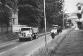 Lastbilar körandes utanför Villa Papyrus port, Kvarnbygatan 2A, 1970-tal.