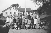 Gamla Liveredskolans 1:a och 2:a klass med lärarinnan Hulda Holmén år 1926 -1927. Samtliga elever är födda 1919 - 1920.
Övre rad från vänster: 1. Ulla Thalenius, 2. Britta Fredriksson, 3. Astrid Andersson, 4. Åke Eliasson, 5. Åke Eklund, 6. Arne Andersson-Ingelhammar, 7. Karl Arne Larsson, 8. Lennart Ahlström, 9. Jane Bengtsson, 10. Lärarinnan Hulda Holmén och 11. Maj Britt Pettersson.
Mellanraden: 1. Mimmi Bengtsson, 2. Elsa Andersson, 3. Gunnar Larsson, 4. Einar Larsson, 5. Bertil Nilsson, 6. Gösta Gottfridsson, 7. Karl Erik Gottfridsson, 8. Karl Erik Tranberg, 9. Nellie Gustafsson och 10. Märta Andersson.
Sittande: 1. Märta Josefsson, 2. Elin Josefsson, 3. Rut Karlsson, 4. Ingrid Talinsson, 5. Edit Johansson, 6. Ragnar Larsson, 7. Hugo Verner Brorsson, 
8. Linnéa Fredriksson och 9. Helge Lundqvist.