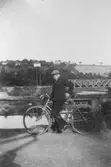 Man ser Vitalis Örtlund med Grevedämmets järnvägsbro i bakgrunden.Vitalis föddes 1916 och bilden togs i början av 1930-talet.