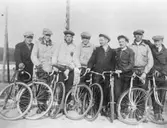 Under bilden står: VÅRTRÄNING. Medlemmar ur MCK är ute och tränar på gränsen mellan Kållered och Mölndal. Från vänster: Lund, Nundstedt, Pettersson, Nygren, Karlsson, Berg, Olsson och Karlsson. Klubben bildades 13/3 1922 (20 medlemmar) och var som bäst 1935-1937.