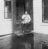 Bilden är tagen vid översvämningen i Mölndalsbro, se också
bild 1997_3516-3518-3519. David Heijel arbetade på Karlssons järnhandel. Här sitter han på trappan till Ahlins snickeri på Kungsbackavägen och fiskar. 