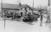 Bilden är tagen vid översvämningen i Mölndalsbro 1943 feb.
Under fotot står, 