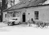 Postkontoret Djursholm 1, Östra slottsflygeln. Bilden tagen sista dagen postkontoret var inrymt i denna byggnad. Bilen är en Volvo Duett, årsmodell 1953.