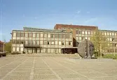 Mölndals stadshus och Stadshusplatsen, augusti 1994, med konstverket Faesbiaergha av Roland Andersson till höger.