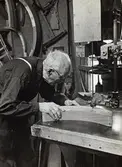 Snickaren Axel Andersson år 1975. Här i arbete. Han både arbetade och bodde på Barnsjöback.