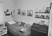 Brattåshemmets äldreboende. Ett rum med bl. a. en säng och en byrå med fotografier. Okänt årtal.
