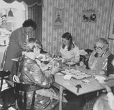 Brattåshemmets äldreboende, julen 1981. Från vänster: (stående) Maj Britt Reimertz, Greta Åsberg, ett vårdbiträde samt Anna Bengtsson.