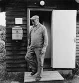 Möja, poststation den 3/8 1956. En av dagens första
postkunder är fiskaren Johannes Westerman, ordförande i Stockholms läns fiskeriförening.