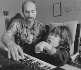 Emma och en man sitter vid ett keyboard