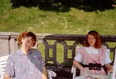 Cafépersonal ute på Gunnebo slotts balkong, juli 1991. En av kvinnorna är Ingela Brage.