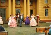 Dansuppvisning framför Gunnebo slott, med dansare i kläder från 1800-talets mitt. 20 augusti 1990. Fler relaterande bilder finns.
