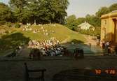 En konsert pågår inför publik på Gunnebo slotts framsida, juli 1990.
