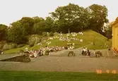 Publiken lyssnar på konsert, som pågår framför slottet, juli 1990.