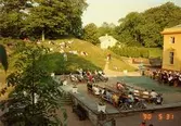 Musikunderhållning för publik utanför slottet, maj 1990.