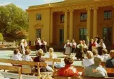 Folkdansuppvisning inför publik utanför Gunnebo slott, maj 1990.