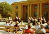 Folkdansuppvisning inför publik utanför Gunnebo slott, maj 1990.