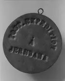 Tjänstebricka för personal, tjänstgörande inom postkupé.
1800-talets slut.