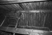 Kvarnfallet 31 i Grevedämmet, hösten 1994. Träbjälkar i innertak.