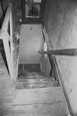 Kvarnfallet 31 i Grevedämmet, hösten 1994. Interiör i fabriksbyggnad. Byggnadsdetaljer: Trappa med ledstång.