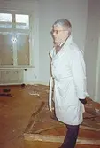 Kommunfullmäktiges ordförande Kaj Johansson, ståendes bland interiör, i bostadshuset Villa Solbacken i Krokslätt, januari 1995.