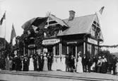 Gräfsnäs, poststation.  Gräfsnäs station den 16 juli 1900 i
väntan på Oscar II med V.G.J. invigningståg.  