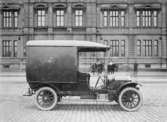 Täckt postautomobil tillverkad för Göteborgs postkontor av
Vagnfabriks AB i Södertälje, 1910. Bilen togs i trafik 1911.