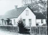 Postlokal var inrymd i huset 1878-1899. Klaesson hette
fastighetsägaren. År 1974 då posten i Havdhem firade 100 år ägdes
fastigheten av Allan Björkdahl.