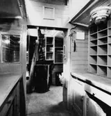 Uppställd på bangården vid Järnvägsmuseum i Tomteboda. Interiör.
Sorteringsfack th. I fonden vagnens kamin.