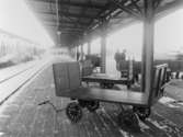 Perrongvagnar för transport av järnvägspost. Stockholms
Centralstation, 1910.