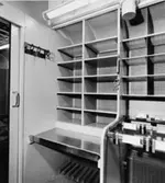 Uppstjälpningsbord med bakomliggande paket- eller postförskottsfack.