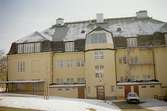 Krokslättsskolans baksida omgiven av snö 2002-03-07.