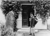 Postförare Johan Alfred Olausson utanför poststationen i
Sundsandvik år 1933. Han förestod posttransporten till sin död samma
år. Sonen Karl Johansson övertog då sysslan.
