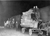 På kvällen den 27.12 hade med färjan från Köpenhamn kommit två
godsvagnar med över 300 postsäckar innehållande försenade postpaket
från Amerika. De från utlandet kommande 