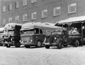 Expressmöbelbussar och militärlastbil används för transport av
julposten.