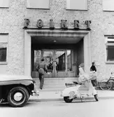 Chaufför Nils Gunnar Jonsson har expresskörning på eftermiddagen
och har ärende till tidningen Folket.