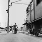 Chaufför Gustav Jarneving på väg med stockholmstidningarna, som
kommit med tåg 4101 kl 05.59 till Eskilstuna C.