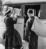 Chauffören Nils Gunnar Jonsson,t.h., lämnar post till Vidöknabussen
medan bussförare Karl-Ivar Edlund kollar på förpassningen.