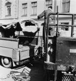 Chaufför Nils Gunnar Jonsson lastar in postsäckar i
Volkswagen-lastbilen vid Eskilstuna C., vid middagstid.