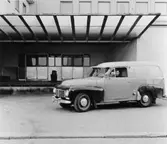 Kl. 05.30 kör chauffören, postsiljon 11, Gustav Jarneving ut på
första brevlådtömningsturen. Här står Volvo-bilen framför
postkontorets Eskilstuna 1 lastbrygga.