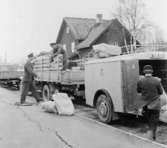 Omlastning av post till flakbilarna G.60 t.v. och G.74, samt
diligenssläpvagnen L 170. På flaket bussförare Tage 