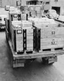 Pallar med tidningsbuntar transporteras per lastbil, från
ICA-Kuriren till järnvägen.