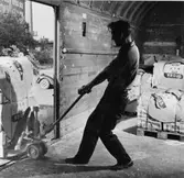 Inlastning vid järnvägen. Pallasterna har körts med lastbil från
ICA-kurirens distributionsavdelning.