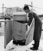 Drive-in-brevlåda, belägen vid Sveavägen 7, Stockholm, utanför
postkontoret Stockholm 40 i Hötorgscity. Den töms av postkontorets
Stockholm 40 personal. Den i brevlådan uppsatta fyllda postsäcken
bytes mot en tom.