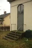 Byggnadsdokumentation av f.d. Metodistkyrkan i Brännås. Entrén på baksidan, sedd från öster. Oktober 1998 - januari 1999.