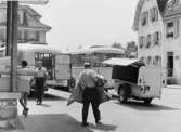 Posten till Vaduz lastas in i bussen t.v. och t.h. till
Buchs.Postbussarna trafikerar linjen Buchs (Schweiz)- Vaduz -
Trübbach (Schweiz)och åter.